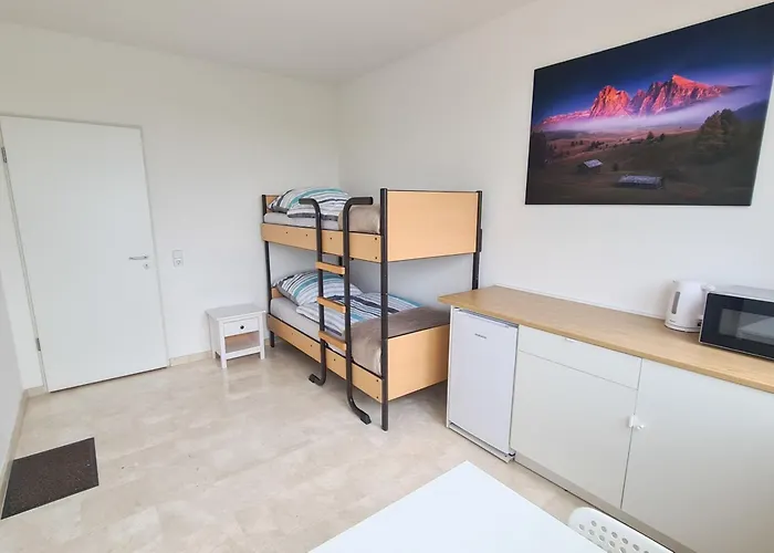 Ein Doppelzimmer Und Ein Dreibettzimmer Bei Hamburg