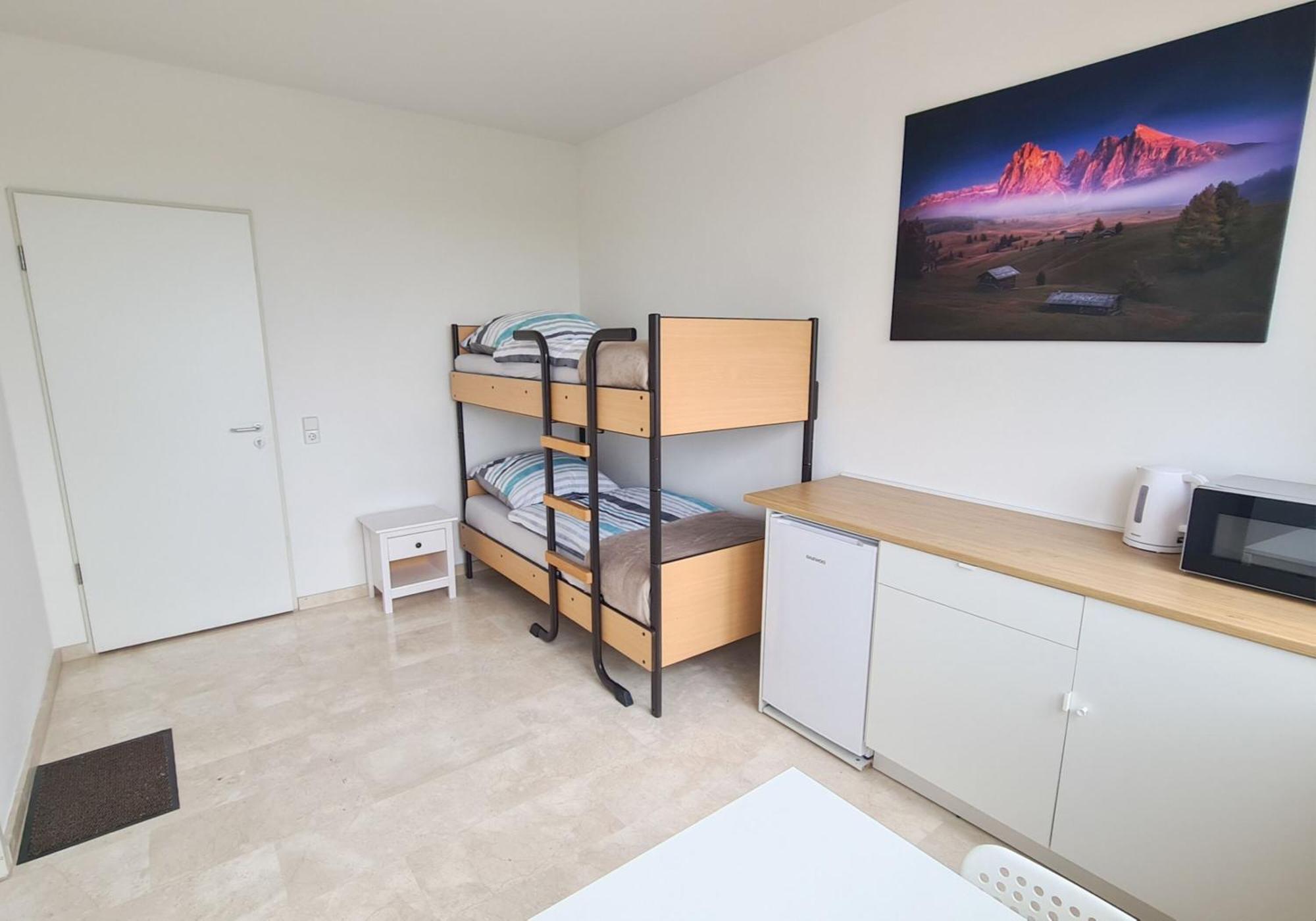 Ein Doppelzimmer Und Ein Dreibettzimmer Bei Hamburg Homestay
